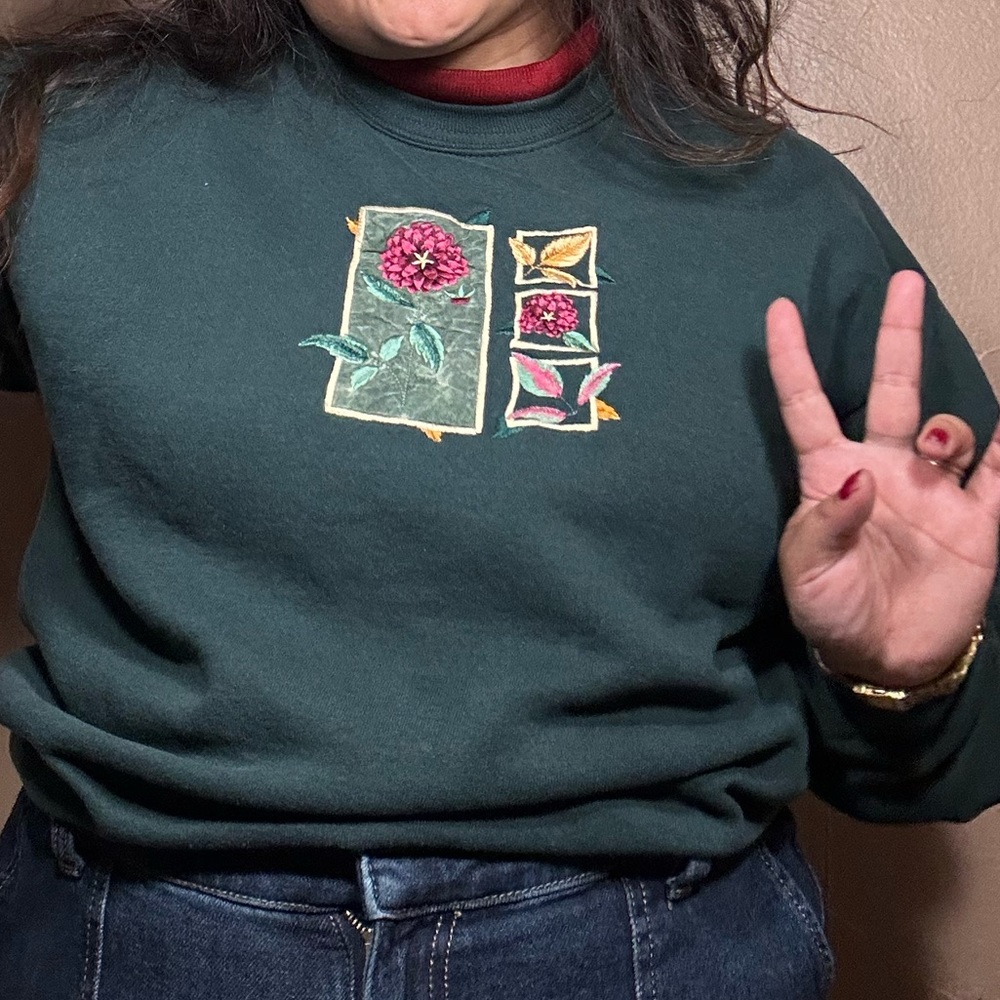 Vintage Floral Embroidered crewneck sweatshirt red layer collar